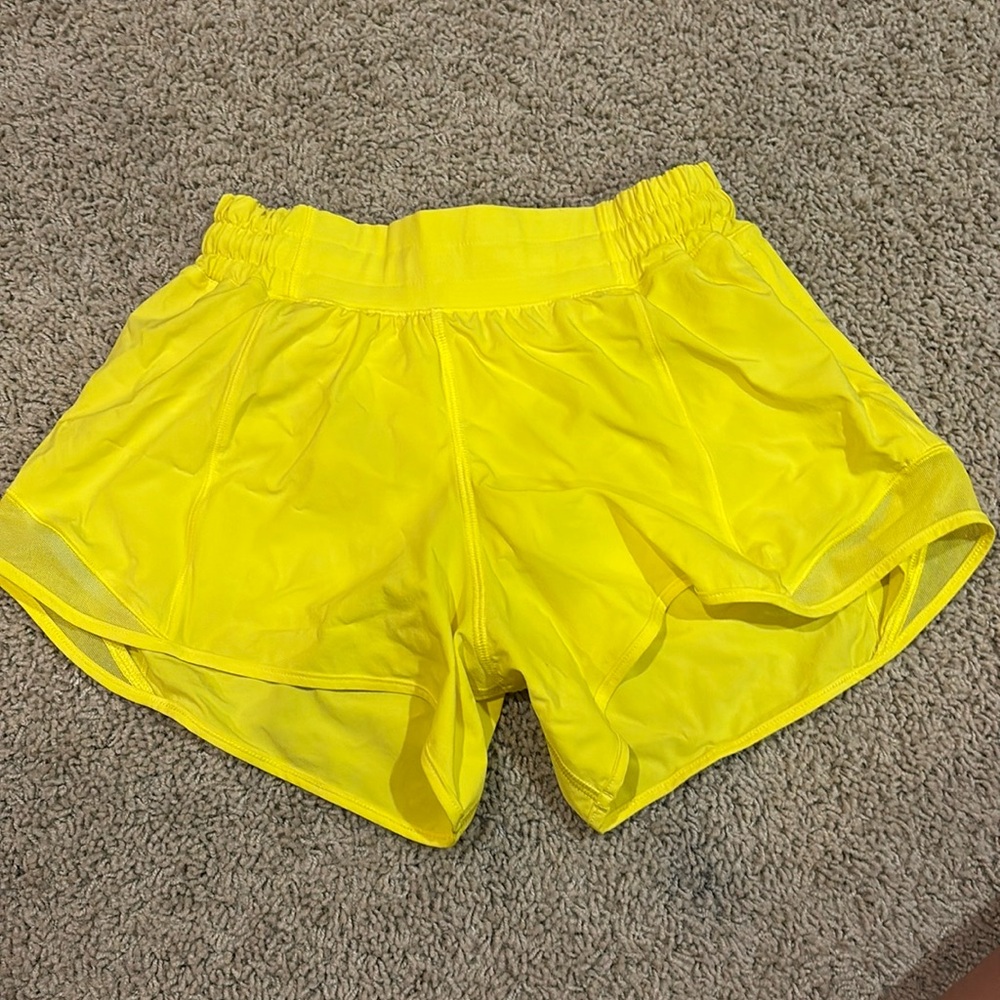 Lululemon Hotty Hot Size 4. 2.5 inch inseam.
